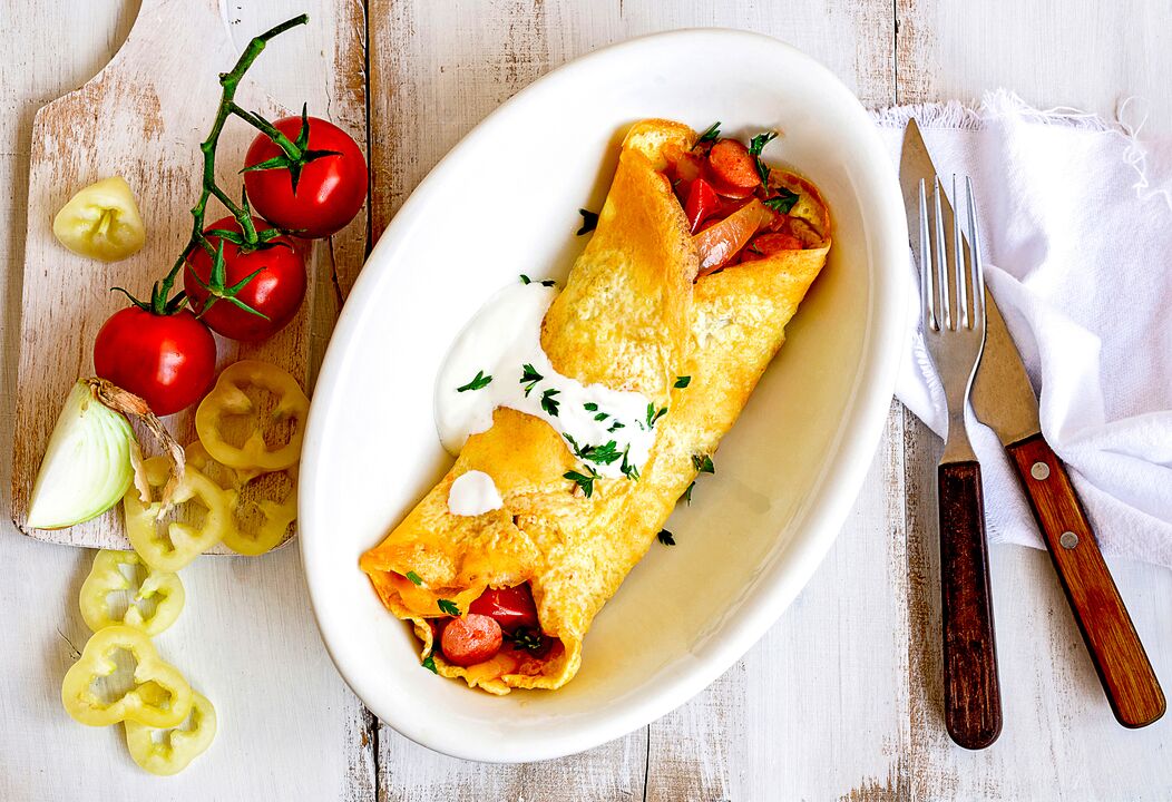 Au petit-déjeuner, les personnes suivant un régime cétogène peuvent manger une omelette avec du fromage, des légumes et du jambon