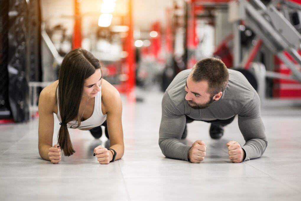 Exercice de planche pour un homme et une femme conçu pour tous les groupes musculaires