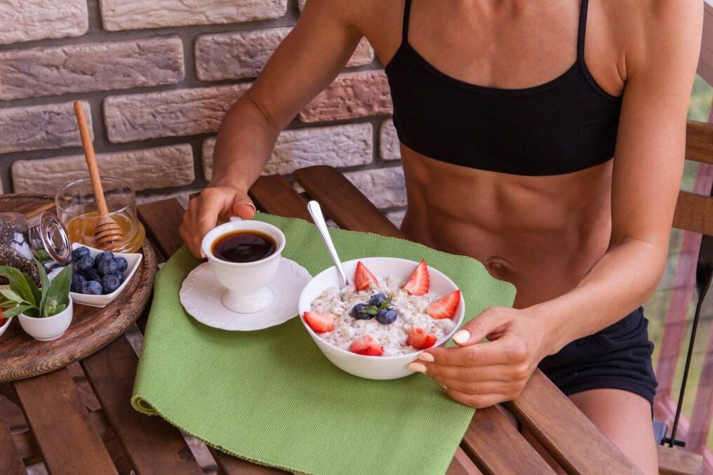 Petit-déjeuner sain, contrôle des calories pour réduire le poids